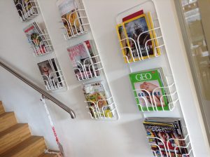 Neuer Zeitschriftenständer beim Stiegenaufgang