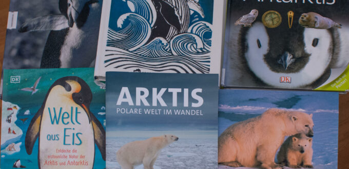 Bücher zum Thema ARKTIS, und das Programmheft zur Ausstellung im Naturhistorischen Museum Wien